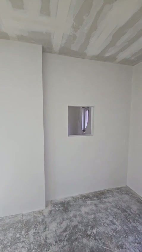 Strakke wand met ingebouwde nis
