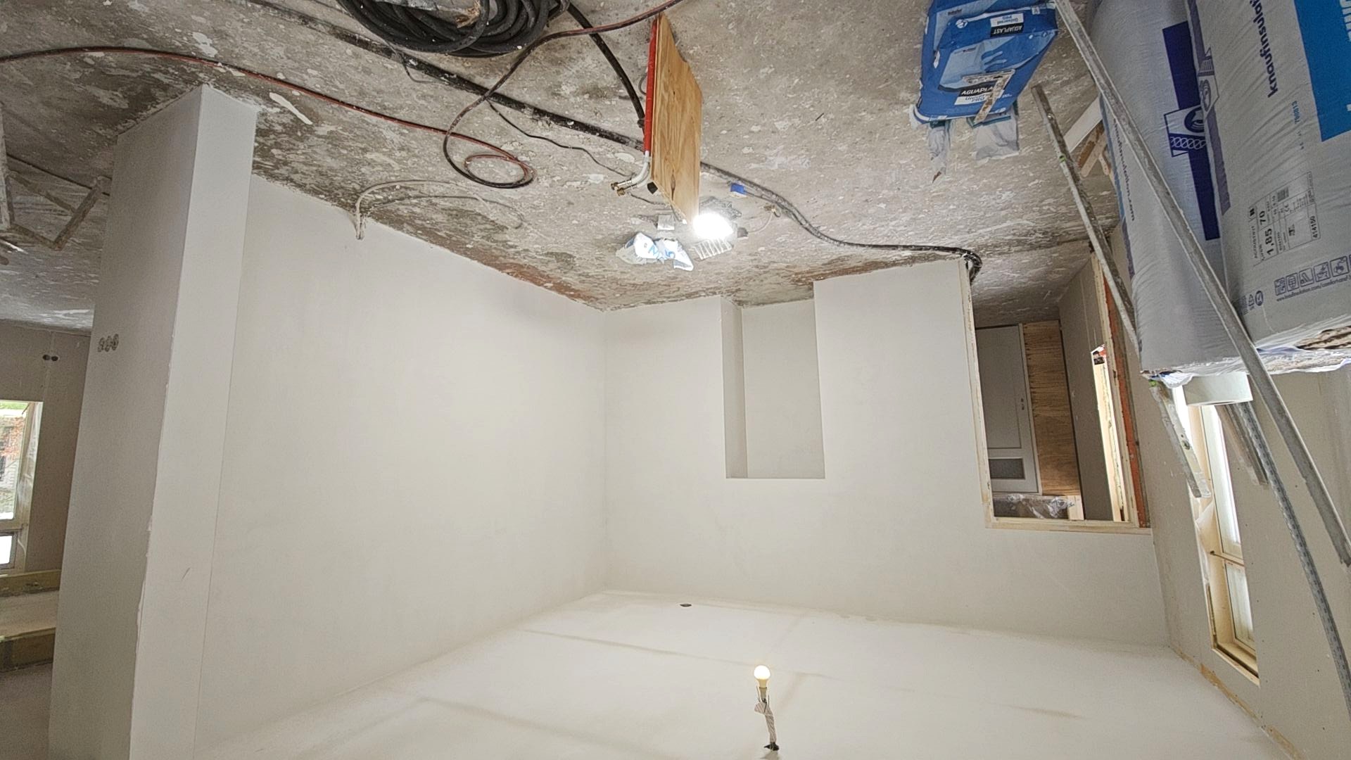 Schouw en wand in renovatie, strak gepleisterd