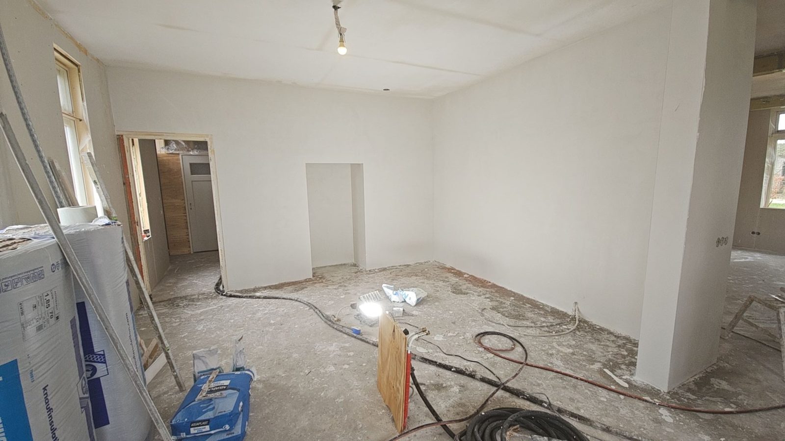 Strak afgewerkte slaapkamer met dakraam