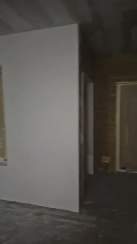 Stukadoor herstelt scheuren in een oudere woning